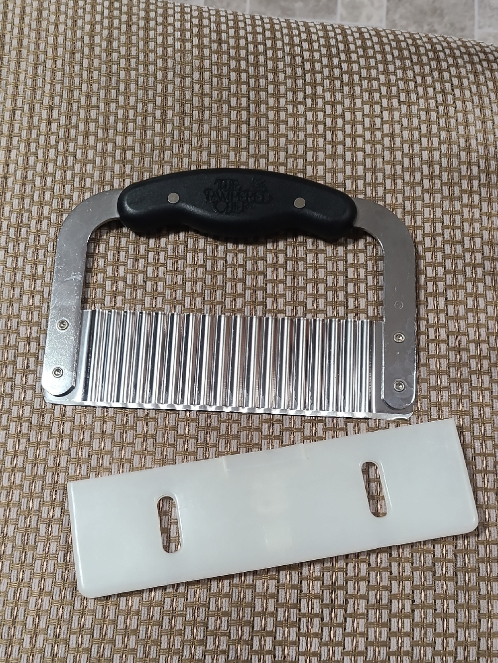 The Pampered Chef Crinkle Cutter Stainless Steel Black Handle Kitchen Tool